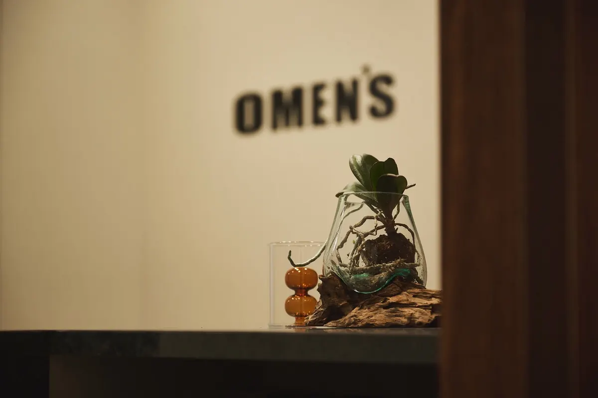 OMEN'S 名古屋名駅店の入口。OMEN'Sのロゴ