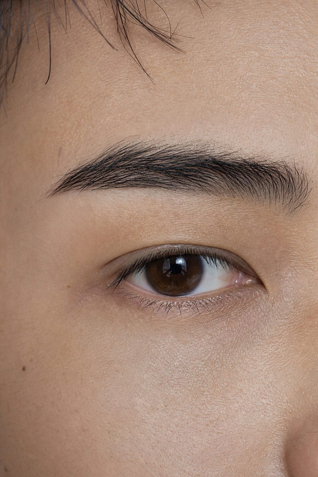 男性の眉と目元のクローズアップ