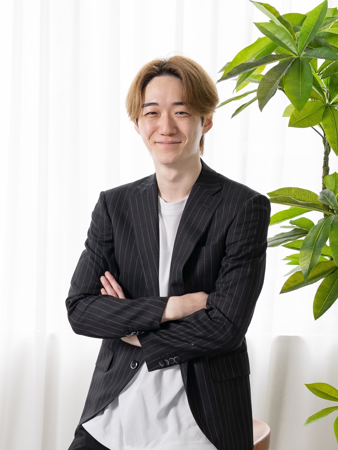 OMEN'S 全店舗統括マネージャー 中川のポートレート（サロンカウンターにて）